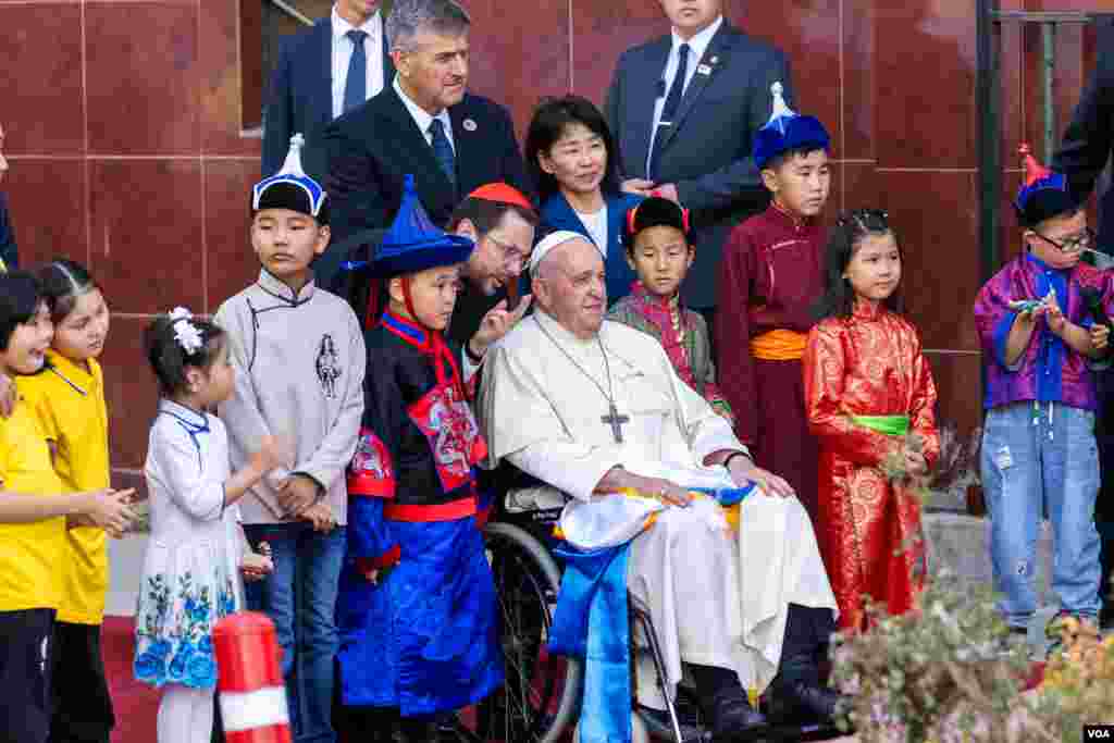 2023 年 9 月 1 日,蒙古乌兰巴托主教府,枢机主教乔治·马伦戈 (Giorgio Marengo) 讲述了音乐的重要性,教宗观察了传统的蒙古音乐。