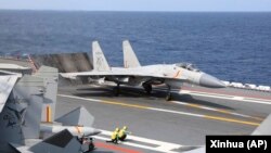 资料照：中国军队在台湾周边海域举行军演，一架歼-15战机准备从山东号航母上起飞。（2023年4月9日）