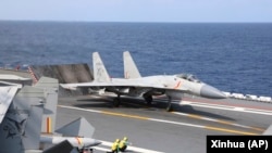 资料照 - 中国军队在台湾周边海域举行军演,一架歼-15战机准备从山东号航母上起飞。(2023年4月9日)