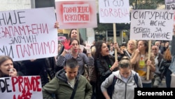 Protest ispred Informera u organizaciji Ženske solidarnosti, septembar 2022.