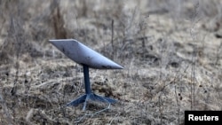 Sebuah satelit Starlink dipasang di dekat Kota Bakhmut di garis depan di tengah serangan Rusia terhadap Ukraina, di wilayah Donetsk, Ukraina, 8 Maret 2023. (Foto: Lisi Niesner/Reuters)