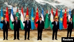 中国领导人习近平在陕西西安出席中国-中亚峰会与与会的中亚国家首脑合影。（2023年5月19日）