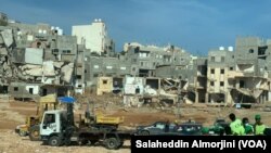 来自利比亚和世界各地的志愿者在德尔纳搜寻遇难者遗体。（2023年9月17日，美国之音萨拉赫·阿尔莫吉尼拍摄）