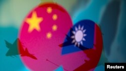 Bendera nasional China dan Taiwan dikibarkan di samping pesawat militer, 9 April 2021. (Foto: REUTERS/Dado Ruvic)