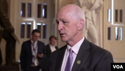 Конгресмен-демократ Адам Сміт, під час інтерв’ю з журналісткою «Голосу Америки» Катериною Лісуновою про допомогу Україні та майбутнє Спікера Палати представників, Майка Джонсона.