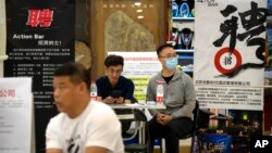 中国青年失业率破纪录。北京一家购物中心设立一个招聘点。（2023年6月9日）