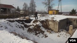 2022年11月15日一枚导弹在普热沃杜夫一家农场爆炸后留下的巨大弹坑。