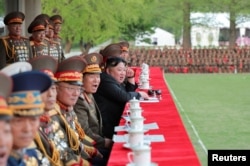 25일 김정은 북한 위원장이 항일빨치산 조선인민혁명군 창건 92주년을 맞아 김일성군사종합대학을 방문했다고 북한 관영매체 조선중앙통신이 보도했다. (사진출처: 조선중앙통신)