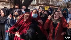 Perempuan Afghanistan melakukan protes terkait larangan kaum perempuan duduk di bangku universitas di Kabul pada 22 Desember 2022. (Foto: AFP)