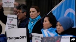 Aksi unjuk rasa warga etnis Uyghur atas perlakuan China di Xinjiang, di luar Kantor Kementerian Luar Negeri Inggris di London, Senin, 13 Februari 2023. Anggota parlemen Inggris Iain Duncan Smith (kiri) dan aktivis HAM Helena Kennedy ikut bergabung dalam aksi protes ini.