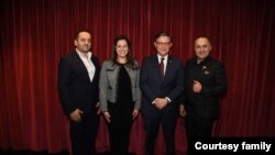 Džef i Džek Sinanaj sa članicom Predstavničkog doma Elisom Stefanik i predsjedavajućim Majkom Džonsonom (Ljubaznošću: Jack Sinanaj)