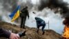 Warga sipil berlatih melempar bom molotov untuk mempertahankan kota, saat invasi Rusia ke Ukraina berlanjut, di Zhytomyr, Ukraina, 1 Maret 2022. (Foto: REUTERS/Viacheslav Ratynskyi)