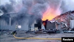 Petugas pemadam kebakaran bekerja di lokasi fasilitas penyimpanan yang terkena serangan rudal Rusia di Dnipro, Ukraina, 28 April 2023. (Foto: via Reuters)