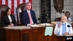 印度总理莫迪在美国国会发表演讲，他身后坐着美国副总统哈里斯（左）与国会众议院议长麦卡锡。（2023年6月22日）
