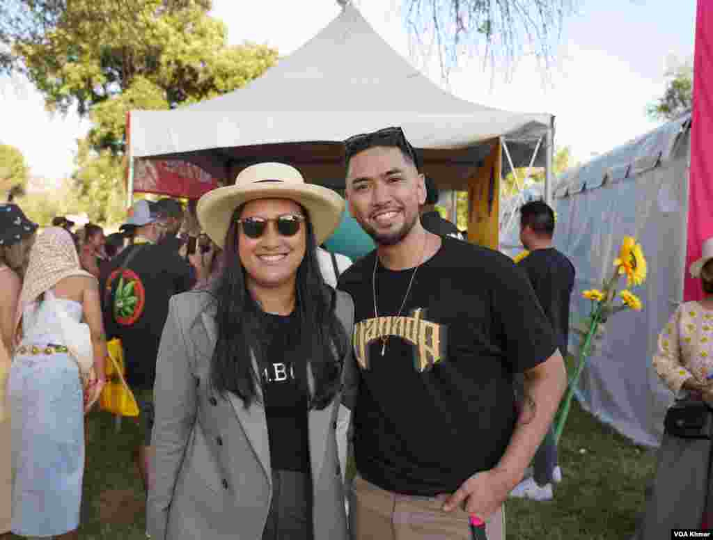 អ្នកនាង Laura Mam និង​លោក Andrew Mam បង្ហាញខ្លួន​ក្នុងមហោស្រព Sabaidee Fest រដ្ឋកាលីហ្វ័រញ៉ាថ្ងៃទី១៤ មិថុនា ឆ្នាំ២០២៤។(ចាប ចិត្រា/VOA Khmer)