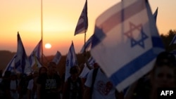 ILUSTRASI - Keluarga dan pendukung sandera Israel yang ditahan oleh Hamas sejak 7 Oktober berbaris menuju Yerusalem, dalam upaya untuk menekan pemerintah mereka agar menegosiasikan kesepakatan untuk membebaskan orang yang mereka cintai, 11 Juli 2024.