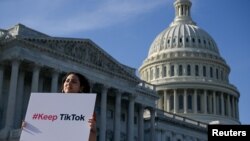Seorang pengguna Tiktok, Giovanna Gonzalez dari Chicago, berdemo di luar gedung Capitol, Washington DC, menyusul pernyataan Tiktok yang keberatan dengan legislasi AS yang berpotensi melarang aplikasi berbagi video itu, 12 Maret 2024. (Foto: Craig Hudson/Reuters)