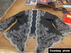 Kebaya hasil karya seorang murid Nuri Auger (foto: courtesy)