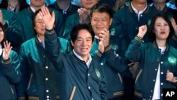 Kandidat presiden dari Partai Progresif Demokratik yang berkuasa, William Lai, melambai saat kongres partai dari Partai Progresif Demokratik yang berkuasa di Taipei, 16 Juli 2023. (Foto: AP)