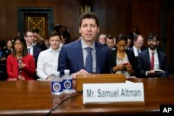CEO OpenAI Sam Altman tiba di sidang Subkomite Kehakiman Senat untuk Privasi, Teknologi, dan Hukum tentang kecerdasan buatan, Selasa, 16 Mei 2023, di Capitol Hill di Washington. (Foto: AP)