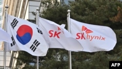 韩国芯片制造商SK海力士公司建筑外,韩国国旗与该公司的旗帜在飘扬。 (2024年1月25日)