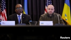 Američki sekretar za odbranu Lojd Ostin i ukrajinski ministar odbrane Rustem Umerov na sastanku Kontakt grupe za odbranu Ukrajine, 19. marta 2024. u američkoj vojnoj bazi Ramštajn u Njemačkoj. (Foto: Rojters)/Thilo Schmuelgen