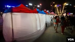 香港夜缤纷首个湾仔海缤市集10月1日傍晚,因应中国国庆烟花汇演暂停营运超过5小时,当晚10时半烟花汇演结束后,不少摊档仍然关闭没有恢复营业,有市民认为当局的安排影响市集气氛 (美国之音/汤惠芸)