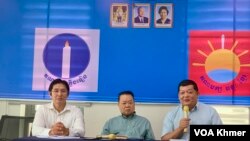 រូបឯកសារ៖ ថ្នាក់ដឹកនាំគណបក្សភ្លើងទៀន និងគណបក្សឆន្ទៈខ្មែរ លោក លី សុធារ៉ាយុត្តិ (ឆ្វេង) លោក ទា វណ្ណុល (កណ្តាល) និងលោក គង់ មុនីកា (ស្តាំ) ថ្លែងនៅក្នុងសិទ្នសីទសារព័ត៌មានមួយ នៅស្នាក់ការគណបក្សឆន្ទៈខ្មែរ ភ្នំពេញ នាថ្ងៃទី១០ ខែមិថុនា ឆ្នាំ២០២៤។ (លាស់ លីបលីប/វីអូអេ)
