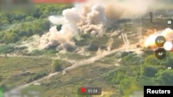 乌克兰军队在俄罗斯库尔斯克地区使用美国制造的航空炸弹打击俄军阵地。(2024年年8月22日)