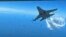 Foto yang diambil dari video yang dirilis pada Kamis, 16 Maret 2023, menunjukkan Su-27 Rusia mendekati bagian belakang drone MQ-9 dan mulai melepaskan bahan bakar saat melintas di atas Laut Hitam, kata Pentagon.(Departemen Pertahanan AS via AP)