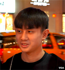 位于台北的16岁学生陈思任(美国之音特约记者黄丽玲拍摄)