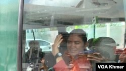 កញ្ញា ឈឹម ស៊ីថរ ប្រធានសហជីពទ្រទ្រង់សិទ្ធិការងារបុគ្គលិកកម្មករខ្មែរនៃក្រុមហ៊ុនណាហ្គាវើលដ៍ កំពុងស្ថិតក្នុងឡាន ដែលមន្ត្រីពន្ធនាគារដឹកយកទៅឃុំឃាំងបន្ត បន្ទាប់ពីចូលរួមសវនាការនៃសាលាឧទ្ធរណ៍ភ្នំពេញ នាថ្ងៃទី១៩ ខែតុលា ឆ្នាំ២០២៣។ (លាស់ លីបលីប/វីអូអេ)