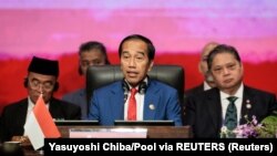 ប្រធានាធិបតីឥណ្ឌូណេស៊ី លោក Joko Widodo ថ្លែងនៅក្នុងកិច្ចប្រជុំកំពូលអាស៊ីបូព៌ាលើកទី ១៨ នៅរដ្ឋធានីហ្សាការតា ប្រទេសឥណ្ឌូណេស៊ី កាលពីថ្ងៃទី ៧ ខែកញ្ញា ឆ្នាំ ២០២៣។ ( Yasuyoshi Chiba/Pool via REUTERS)