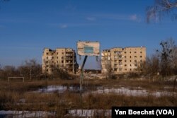 资料照片：伊久姆一座毁于战火的建筑。(2023年2月22日，美国之音博夏特拍摄)