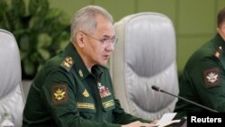 Menteri Pertahanan Rusia Sergei Shoigu memimpin pertemuan dengan pimpinan angkatan bersenjata di Moskow, Rusia, 2 April 2024. (Foto: via Reuters)