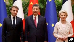 中国领导人习近平在北京会晤到访的欧盟委员会主席冯德莱恩和法国总统马克龙。（2023年4月6日）