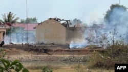 ផ្សែង​ហុយ​ចេញ​ពី​ឃ្លាំង​ផ្ទុក​អាវុធមួយដែល​ឆេះ​នៅ​ទី​បញ្ជាការ​ដ្ឋាន​យោធ​ភូមិភាគ​ទី៣ ក្នុង​ខេត្ត​កំពង់​ស្ពឺ​ ដែល​បណ្តាល​ឱ្យ​យោធិន​២០​នាក់​ស្លាប់​បាត់​បង់​ជីវិត​ និង​មួយ​ចំនួន​ទៀត​រង​របួស ថ្ងៃទី ២៧ ខែមេសា ឆ្នាំ២០២៤។​ (AFP)