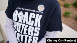 Glasač Leri Grifin nosi majicu na kojoj piše "Glasovi crnaca su važni", tokom izbora za Kongres 17. oktobra 2022. u Kolambusu u Džordžiji. (Foto: Rojters/Cheney Orr)

