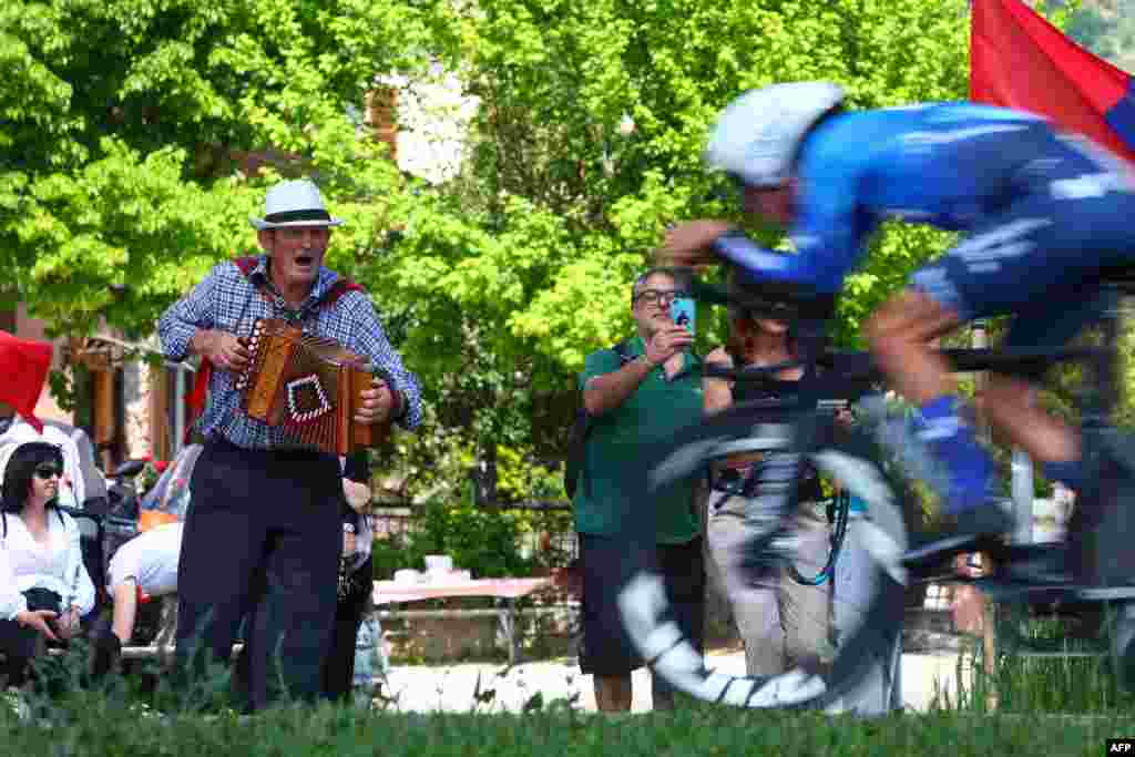 Pembalap Tim Movistar asal Spanyol Pelayo Sanchez berkompetisi pada etape ke-7 lomba balap sepeda Giro d&#39;Italia ke-107 di Foligno.