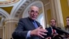 Pemimpin Mayoritas Senat AS Chuck Schumer dari New York bertemu dengan wartawan untuk membahas upaya meloloskan RUU pengeluaran terakhir untuk menghindari penutupan sebagian pemerintah, di Capitol di Washington, 20 Maret 2024. (Foto: J. Scott Applewhite/AP Photo)