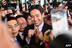 រូបឯកសារ៖ លោក Pita Limjaroenrat អតីតមេដឹកនាំ​គណបក្សឆ្ពោះទៅមុខ (Move Forward Party) អមដោយអ្នកសារព័ត៌មាននៅពេលលោក​បាន​បង្ហាញខ្លួន​នៅតុលាការ​រដ្ឋធម្មនុញ្ញថៃ នៅទីក្រុងបាងកក ប្រទេសថៃ កាលពីថ្ងៃទី ២៤ ខែមករា ឆ្នាំ២០២៤។