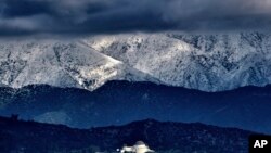 Olujni oblaci i snijeg iznad Los Anđelesa( Foto: AP/Richard Vogel)