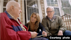 Novinari Karen Zaker i Džon Donvan sa Donaldom Tripletom (levo), prvom osobom kojoj je zvanično dijagnostikovan autizam u Sjedinjenim Državama