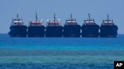 2023年4月，大批中国民兵船在在南中国有争议的海圣灵礁（Whitsun Reef）附近排列。