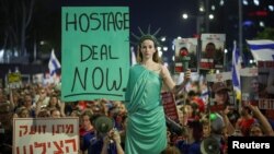 Dubban magoya bayan Isra’ila sun yi tattaki a titin Manhattan ta Fifth Avenue a jihar New York.