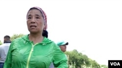 准备渡河的中国大姐。