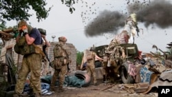 Fotografija Službe za informisanje Ministarstva odbrane Rusije 25. juna 2024. godine kako ruski vojnici pucaju na nepoznatoj lokaciji u Ukrajini. (Pres služba Ministarstva odbrane Rusije preko AP)