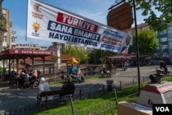 A small park in Istanbul's Fatih neighborhood, a residential area popular with Syrian refugees, May 8, 2023. Turkey hosts more than 3.5 million Syrian refugees. (Yan Boechat/VOA)