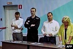 Tokoh oposisi Rusia Alexei Navalny (dua dari kiri) yang sudah dipenjara saat ia mendengarkan putusannya atas serangkaian tuduhan ekstremisme di koloni hukuman IK-6, di pemukiman Melekhovo, wilayah Vladimir, 4 Agustus 2023. (Alexander NEMENOV / AFP)