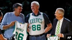 Bil Volton (u sredini) sa Kevinom Mekhejlom (levo) i Denim Ejndžom (desno) u Bostonu, april 2016. (Foto: AP/Elise Amendola)